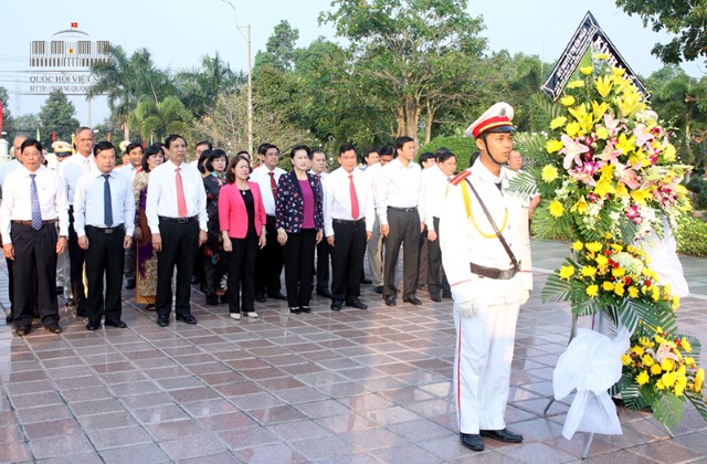 Chủ tịch Quốc hội Nguyễn Thị Kim Ngân viếng nghĩa trang tỉnh Bến Tre